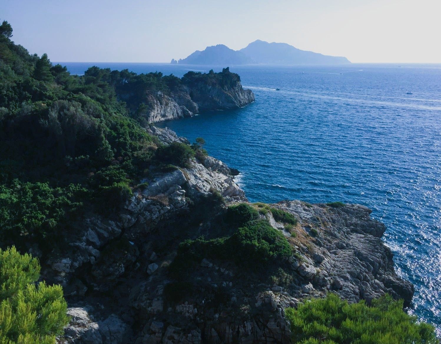 La costa di Massa Lubrense con Capri all’orizzonte